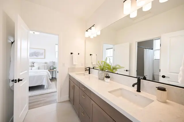 Jack & Jill bath